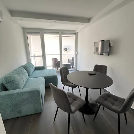 Sunday Rose Apartment